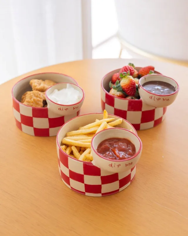Potes de cerâmica xadrez vermelho Eat Me com batata frita, nuggets e morangos