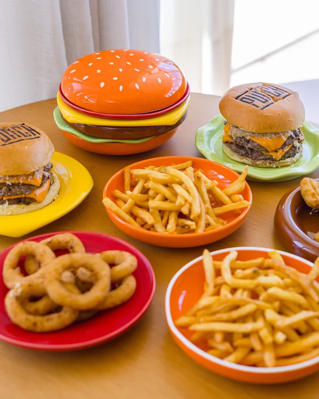 Conjunto Burger Joy em cerâmica com hambúrguer, batata frita e anéis de cebola