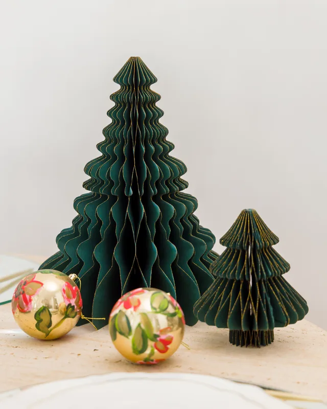Dupla de árvores de Natal origami em papel verde com bordas douradas